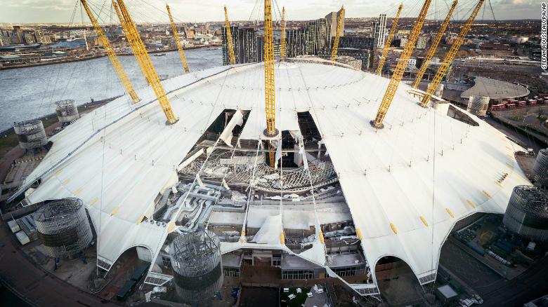 Große Teile des Dachs der O2-Arena wurden am Freitag weggesprengt.