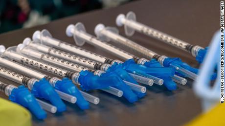 Se podría recomendar una cuarta vacuna contra el covid-19 este otoño, ya que los funcionarios 'continuamente'  mira los datos emergentes