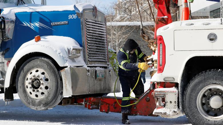 Ein Mann bereitet in Ottawa einen Lastwagen zum Abschleppen vor.