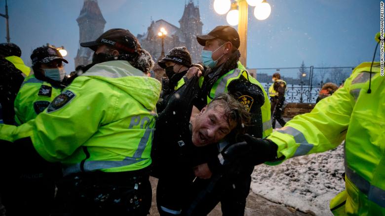 Ein Mann wird von der Polizei festgenommen, als sich Demonstranten und Unterstützer am Donnerstag, dem 17. Februar, in der Innenstadt von Ottawa versammeln.