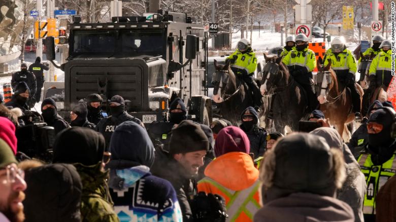 Die Polizei versammelte sich am 18. Februar in der Nähe des Standorts der Trucker-Blockade. Die Polizei begann am Freitag damit, Demonstranten festzunehmen und Lastwagen abzuschleppen, um die seit Wochen blockierten Straßen zu räumen.