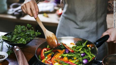 Eating veggies won&#39;t protect your heart, study says, but critics disagree