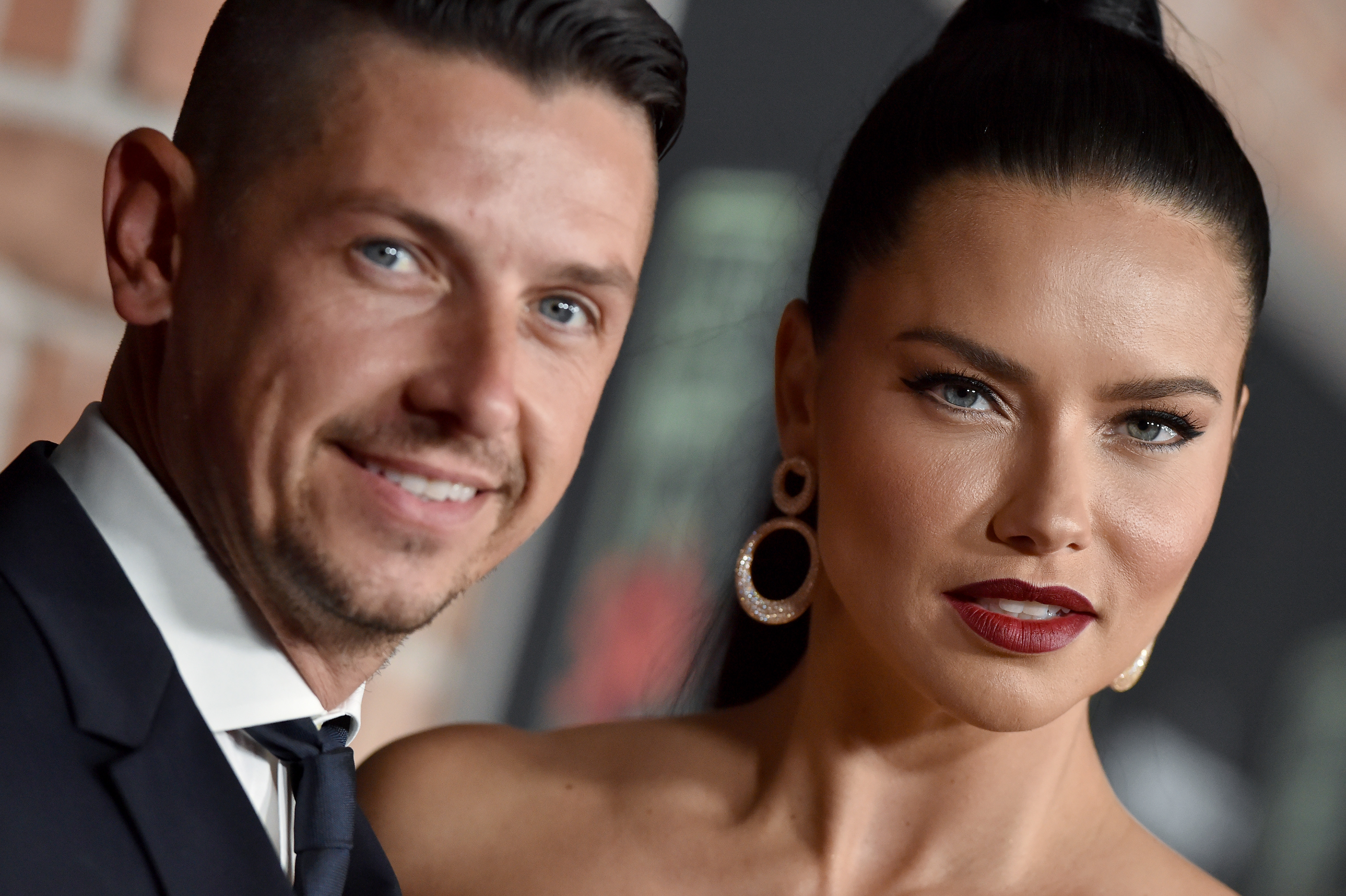 Adriana Lima confirma embarazo junto con su pareja, el productor de cine  Andre Lemmers - CNN Video