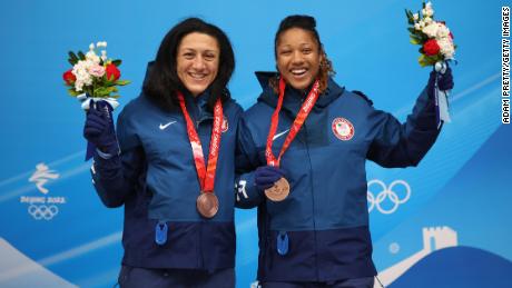 Adopta una pose feliz... Las compañeras de equipo de EE. UU. Elana Meyers Taylor y Sylvia Hoffman celebran la medalla de bronce después de la competencia Popsley de dos mujeres.