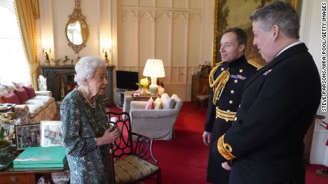 Königin Elizabeth II. spricht am 16. Februar im Oak Room von Schloss Windsor mit Konteradmiral James McLeod und Generalmajor Elton Miller (rechts). 