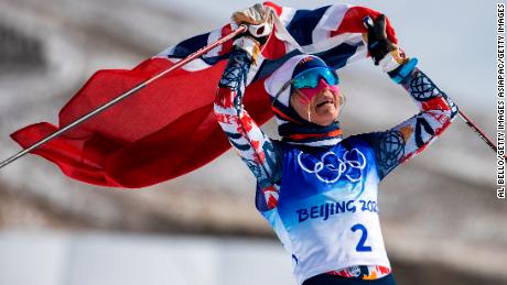 Therese Johak de Noruega celebró ganar el oro en los 30 km de esquí de fondo el sábado.