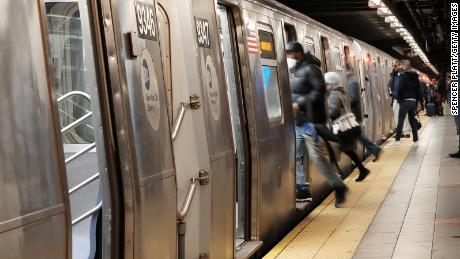 NYC 시장이 금요일 새로운 안전 계획을 발표한 이후 최소 6건의 NYC 지하철 칼에 찔린 사건이 보고되었습니다.