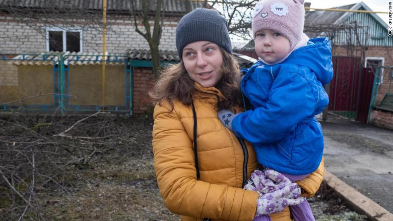 Liudmila Ponomarenko thotë se vajza e saj nuk i kupton tingujt e vazhdueshëm të granatimeve.  "Shumë shpejt, ajo do ta kuptojë, sepse ajo është tre.  Kështu që tani po mendojmë nëse do të qëndrojmë këtu."