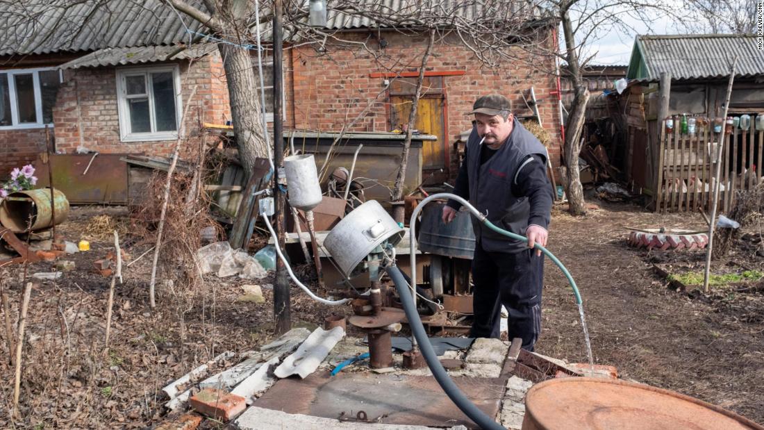 Ukraine Frontline Shelling And Mortar Fire Are An All Day Event But The Residents Wont Leave