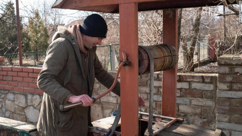 Uji komunal në Nju Jork, Ukrainë, rrjedh vetëm dy orë në ditë, çdo mëngjes.