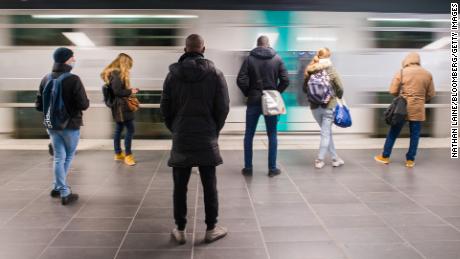 Taşıtlar, Ocak 2022'de Paris'in finans bölgesindeki Auber RER tren istasyonunda platformda bekliyor. 