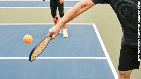 Os jogadores usam raquetes que têm o dobro do tamanho de suas raquetes de pingue-pongue.