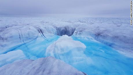 Une étude montre que la glace du Groenland fond de bas en haut - et beaucoup plus rapidement qu'on ne le pensait