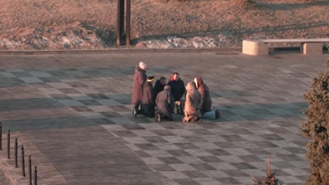 ‘Very moving’: Clarissa Ward sees Ukrainians kneeling to pray in town square – CNN Video