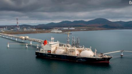 Пока нефтяные компании отказываются от Путина, Shell следует за BP из России