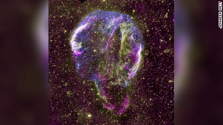 Gezeigt wird ein Radio- (lila), Ultraviolett- (gelb) und Röntgenbild (blau) des Supernova-Überrests der Milchstraße. 