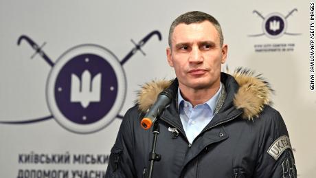 キエフ市長のVitaliKlitschkoは、2022年2月2日にキエフのボランティア募集センターを訪問した際に講演しました。
