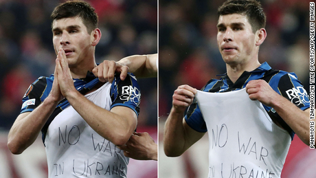 Atalanta&#39;s Ukrainian midfielder Ruslan Malinovskyi celebrates a goal with a shirt reading &quot;No war in Ukraine&quot; during the UEFA Europa League knockout round playoff second leg between Olympiacos FC and Atalanta FC in Athens on February 24, 2022.