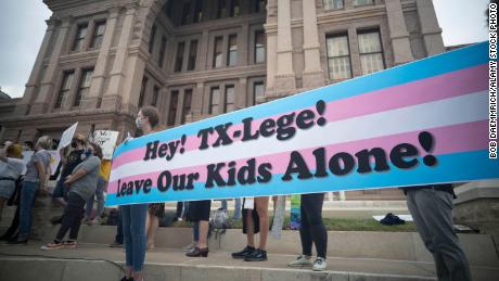 Ez a texasi anyuka azt mondja, hogy Kaliforniába költözteti családját, hogy megvédje transznemű lányát