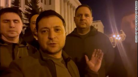 Zelensky pubblica un video per le strade di Kiev 