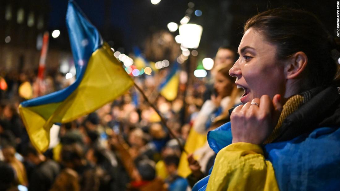 People in London show their support for Ukraine near the residence of the British Prime Minister Boris Johnson on February 25.