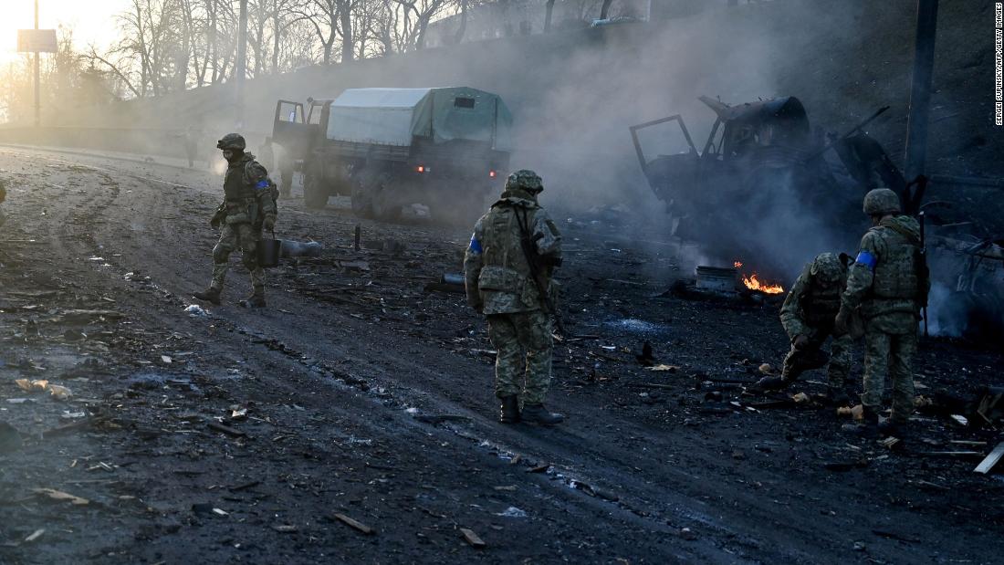 Украинцы третий день сопротивляются натиску России