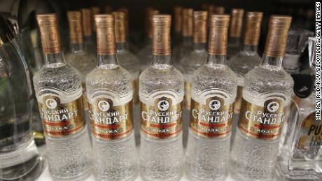 Los países quieren boicotear el vodka ruso.  He aquí por qué no funcionó