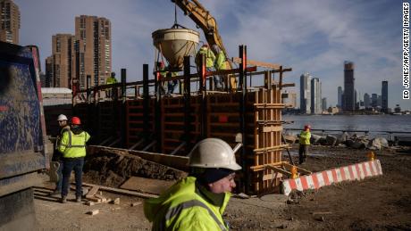 11 دسمبر 2021 کو نیویارک شہر میں مین ہٹن کے مشرقی جانب سیلاب سے بچاؤ کی دیوار تعمیر کی جا رہی ہے۔
