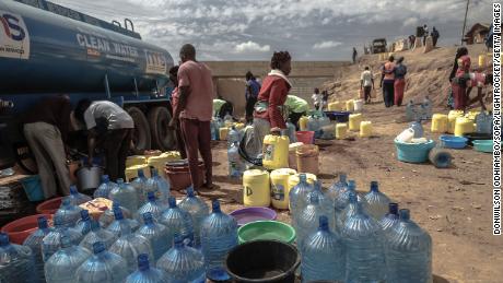Des résidents remplissent des bidons d'eau lors d'une pénurie à Nairobi, au Kenya, en janvier.