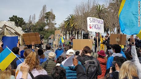 Sabato i manifestanti si sono riuniti a sostegno dell'Ucraina a San Francisco.