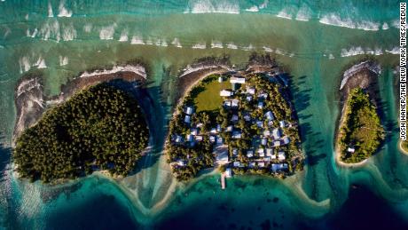Une vue aérienne d'Ejit dans les îles Marshall, qui sont de plus en plus submergées par l'élévation du niveau de la mer.