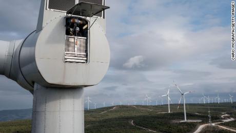 Des employés de la centrale éolienne de Canakkale d'Akfen Renewable Energy Group en Turquie effectuent un contrôle de maintenance de routine de l'équipement au sommet d'une éolienne en décembre 2021.