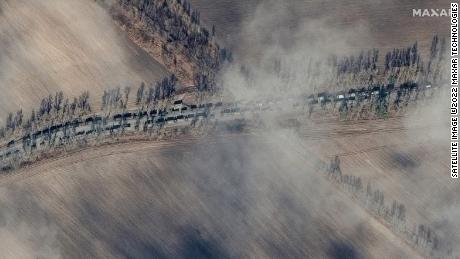 Nuevas imágenes satelitales muestran un convoy militar ruso de más de tres kilómetros en el camino a la capital. 