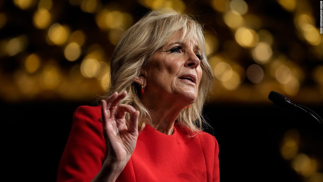 Jill Biden s’excuse d’avoir cité les « bodegas » et les « tacos du petit-déjeuner » pour faire l’éloge de la diversité hispanique