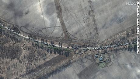 Satellitenbilder von Maxar Technologies zeigen den Konvoi am 28. Februar. 
