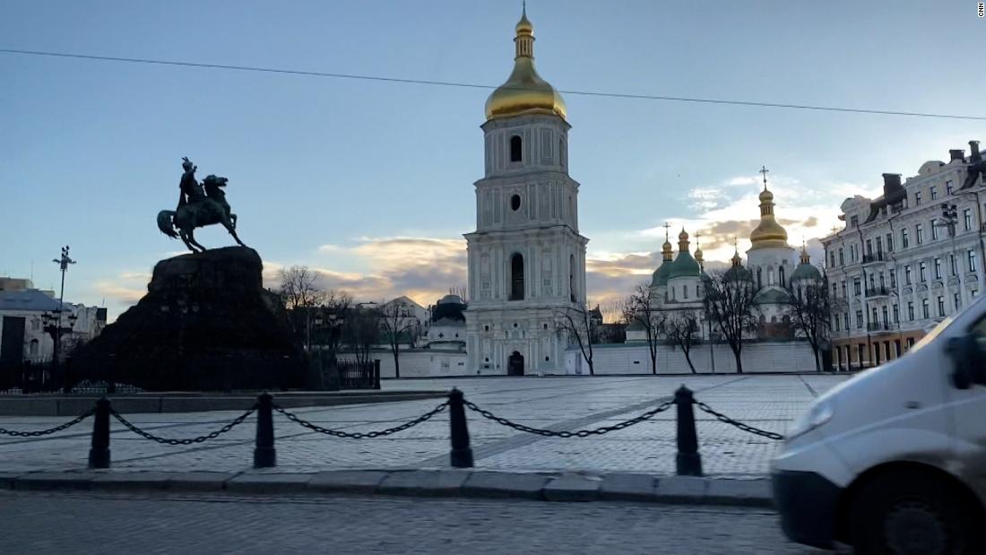 Surreal scenes as CNN tours deserted streets in Kyiv  – CNN Video