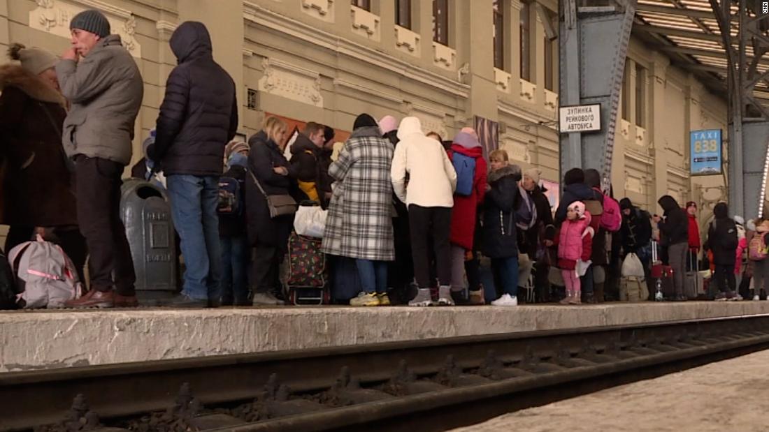 ‘It’s insane’: Woman describes chaos inside Ukrainian train station – CNN Video
