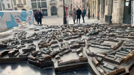 Una escultura metálica que representa el centro de la ciudad de Lviv.