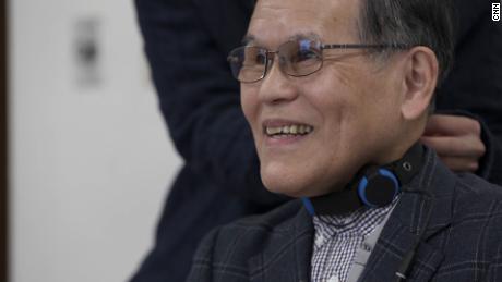 Takashi Sugiyama, un sobreviviente de cáncer de faringe de 75 años, prueba periódicamente el prototipo Syrinx.