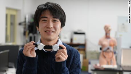 Masaki Takeuchi ha iniziato a progettare il prototipo di laringe artificiale, Syrinx, nel 2019.