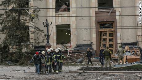 El personal del servicio de emergencia ucraniano lleva el cuerpo de una víctima luego del bombardeo del edificio de la Administración Estatal Regional en Kharkiv el martes.