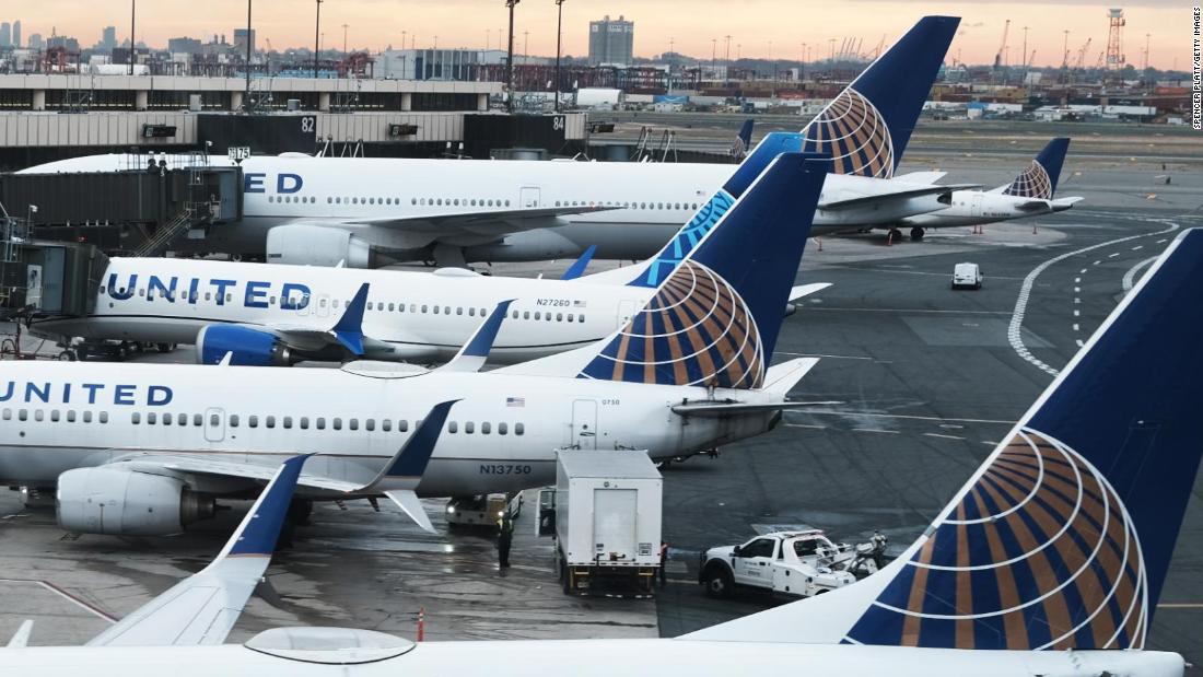 United to reduce schedule at Newark by 12% this summer