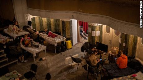 Wysiedleni Ukraińcy ukrywają się w audytorium we Lwowie 2 marca. 