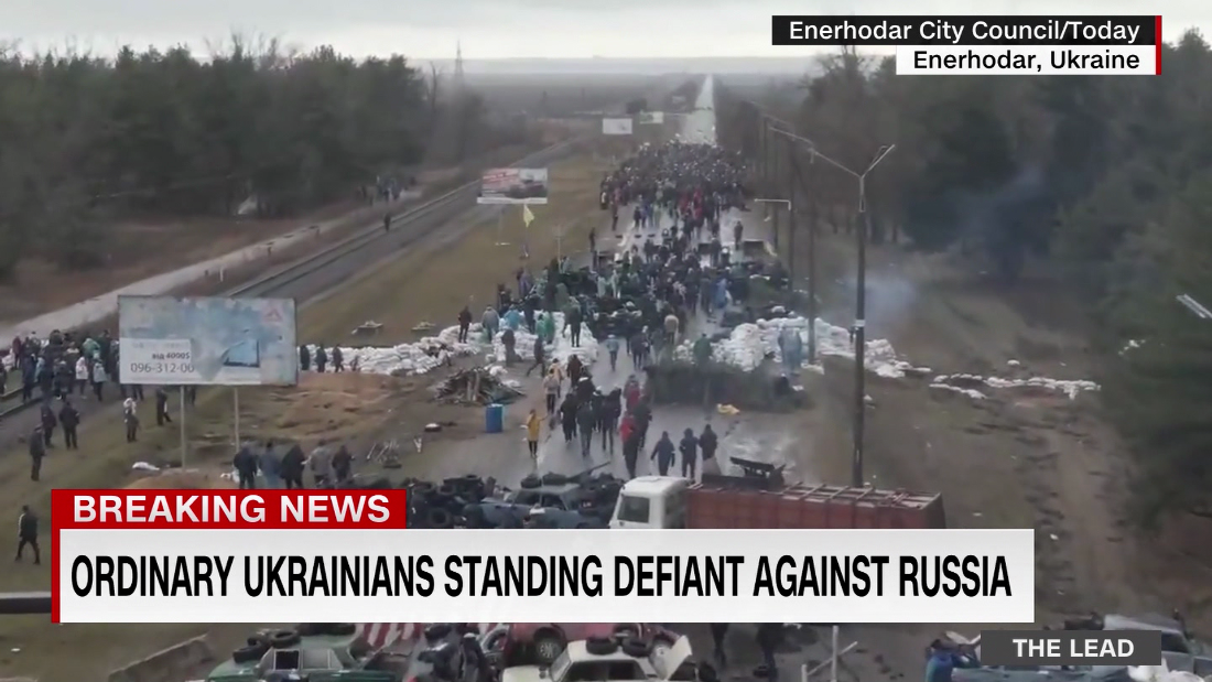 Russia’s ruthless attack on Ukrainian cities continues without mercy but ordinary Ukrainians are defying the Russian troops – CNN Video