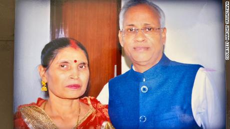 Vinay Srivastava fotografado com sua esposa.