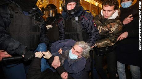 Police officers detain a demonstrator during a protest against Russia&#39;s invasion of Ukraine in central Saint Petersburg on February 24, 2022. 
