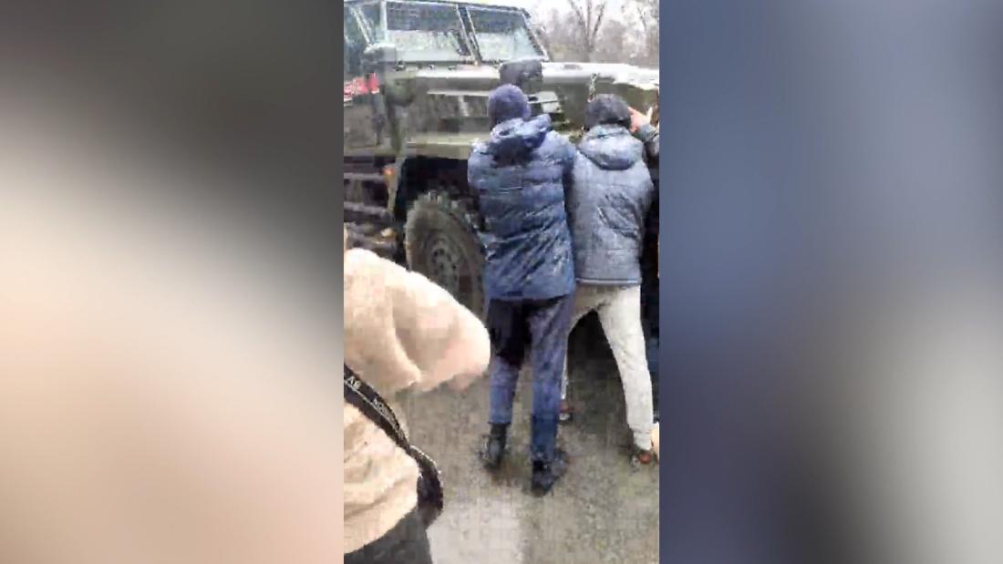 Ukrainian civilians stare down Russian military convoy – CNN Video