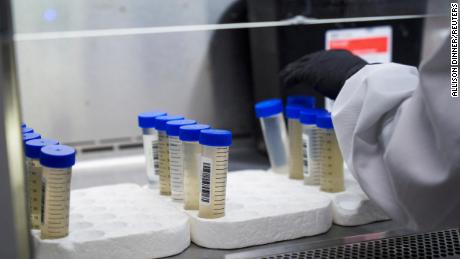 Dados de águas residuais de coronavírus, diretrizes do CDC podem dar sinais mistos sobre se deve mascarar