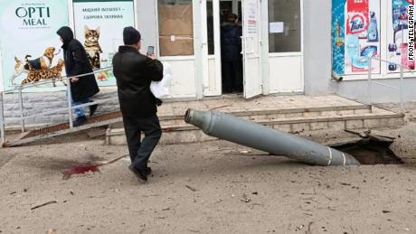У понеділок у Харкові біля невеликого продуктового магазину на землі стоїть ракета.