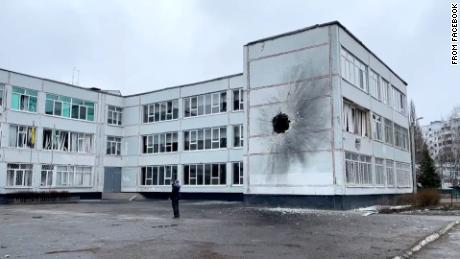 У Салтівському районі Харкова після удару російських військових у вівторок у школі №17 бачать гігантську воронку. 